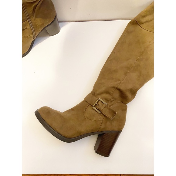 Gorgeous Knee-High Tan Suede Feel Boots - Picture 2 of 6